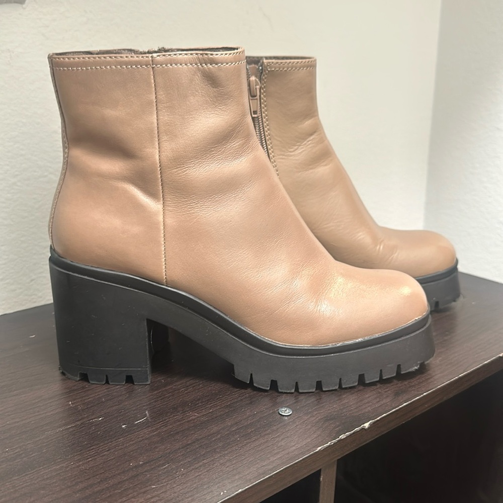 Women’s Jeffrey Campbell boot size 8